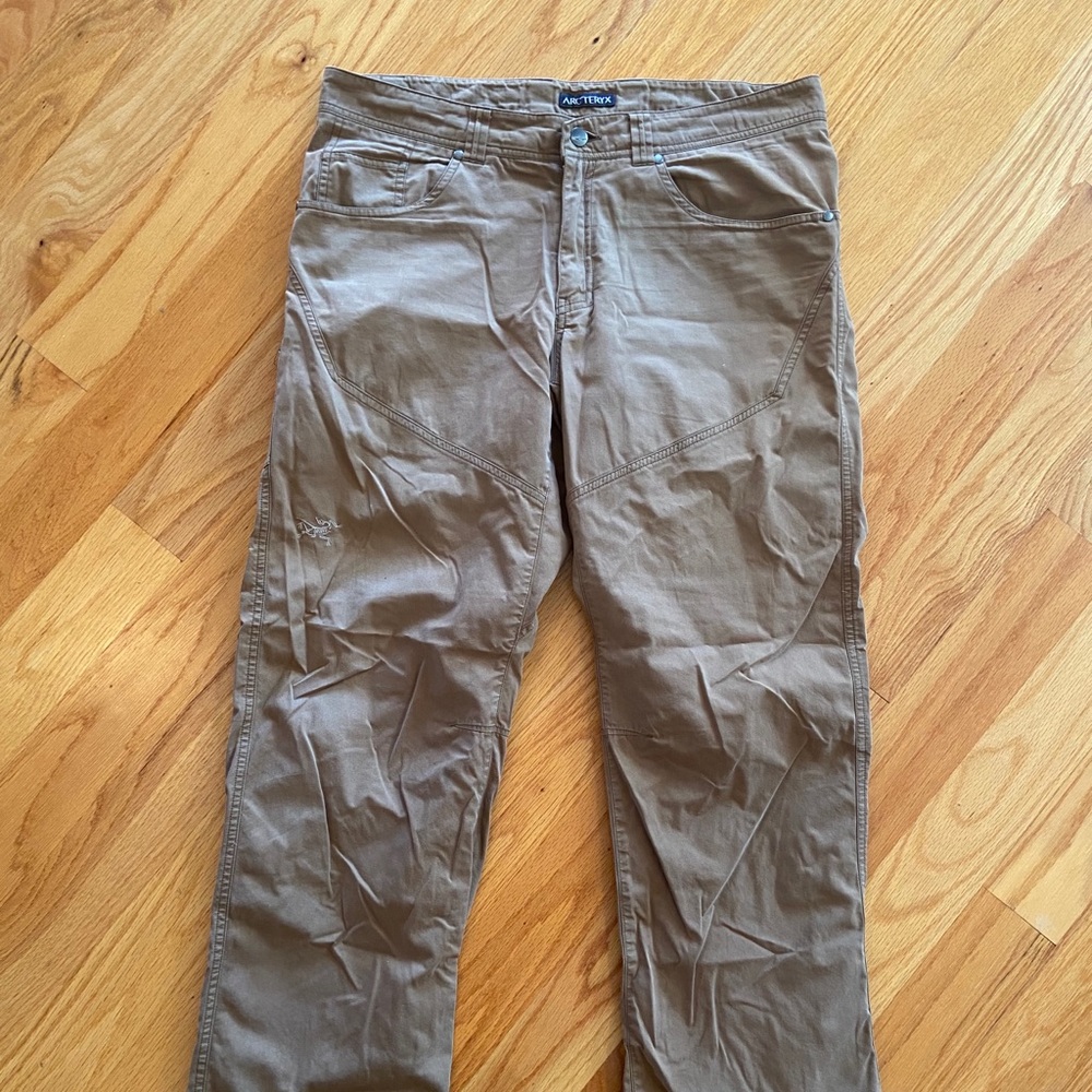 Arc’Teryx men’s brown tech pants size 34/32